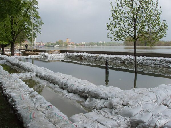 2006-os árvíz Ellennyomó medencék a szegedi partfalnál.jpg