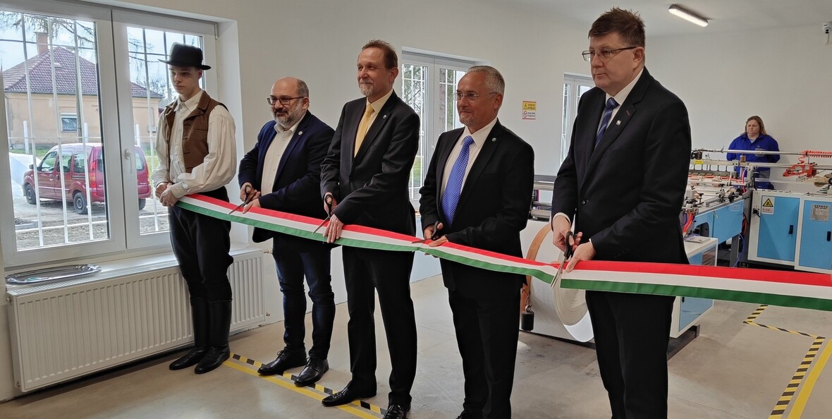 A bolhói homokszákvarró üzem átadása