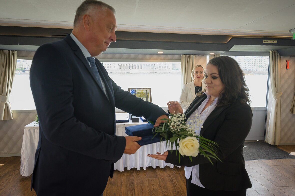 Csáki-Szabó Erika kitüntetés.jpg