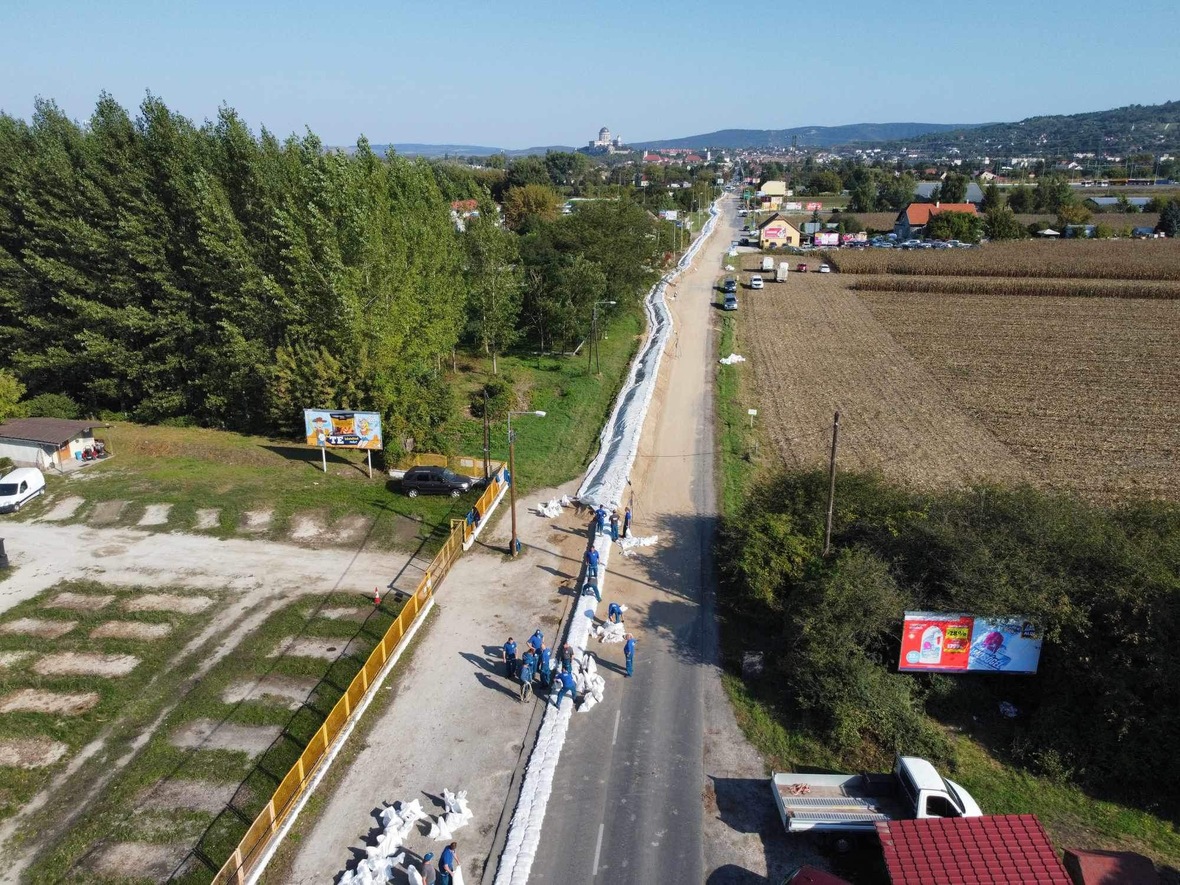 homokzsák pakolás 2.jpg