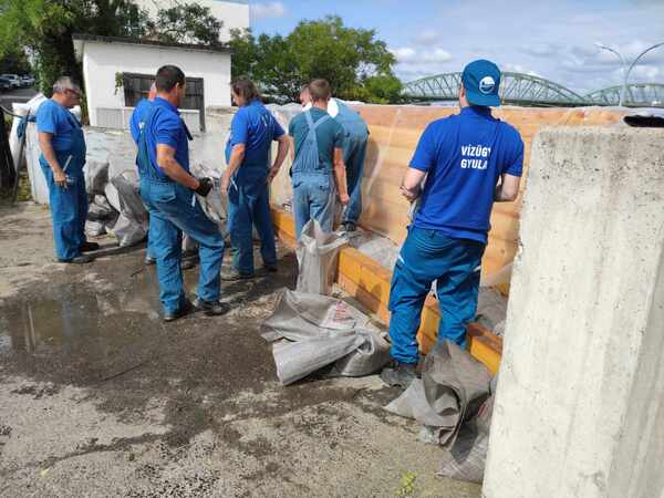 Komárom, kulisszanyílások bevédése.jpeg