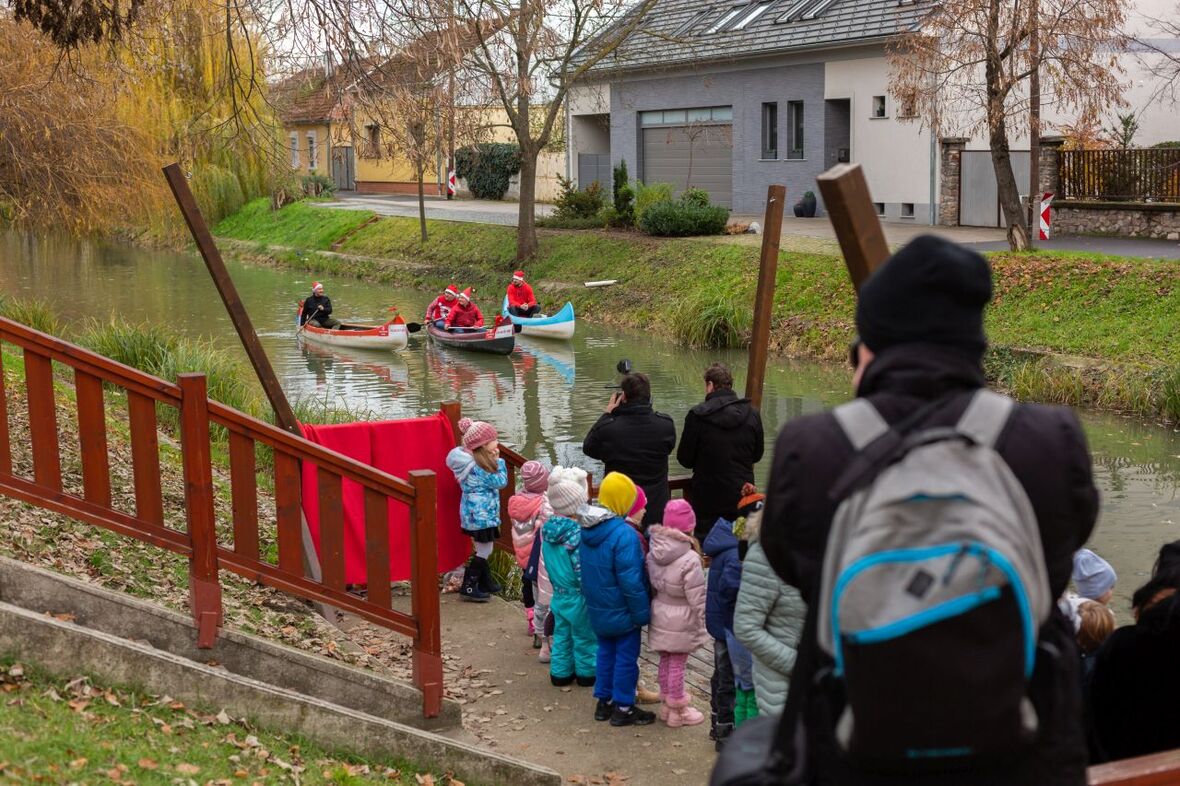 Vízen érkeztek a „Mikulás manói” 