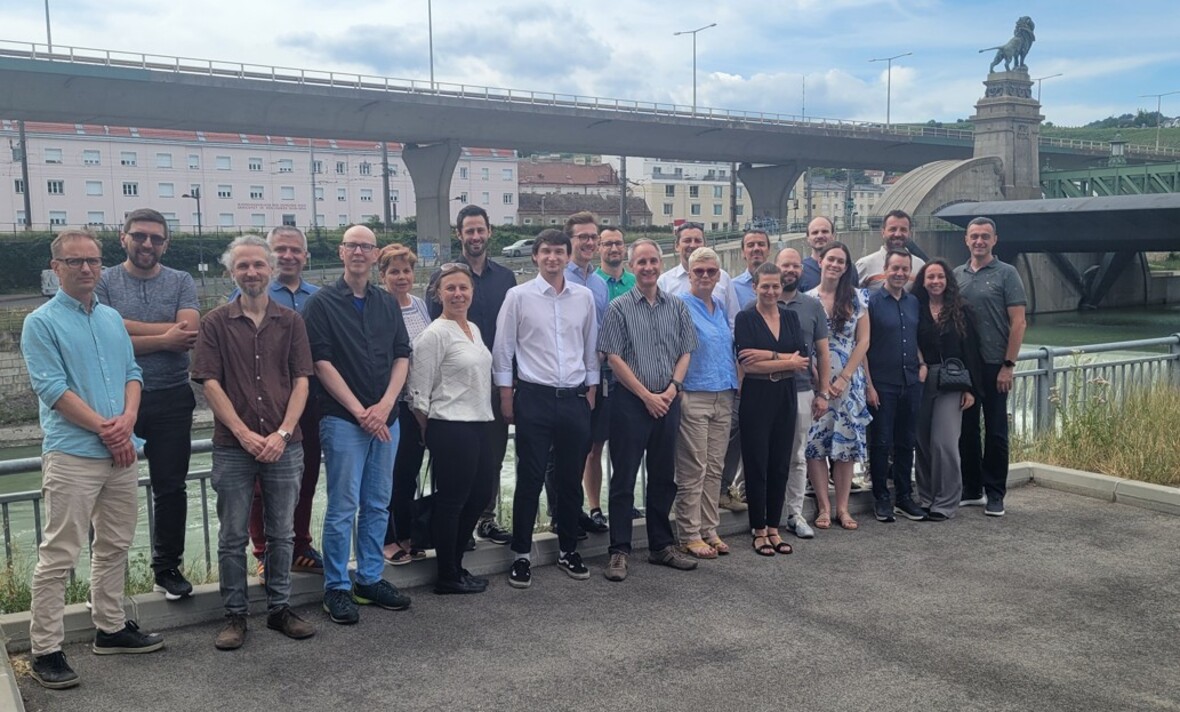 Az InnoWATCCH elnevezésű projekt keretében Bécsben tartott szakmai egyeztetés és helyszíni bejárás résztvevői láthatók egy csoportképen