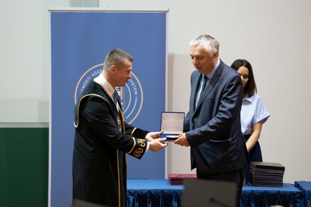 Zsuffa István emlékérmet kapott Láng István főigazgató