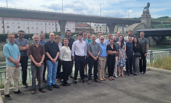 Az InnoWATCCH elnevezésű projekt keretében Bécsben tartott szakmai egyeztetés és helyszíni bejárás résztvevői láthatók egy csoportképen